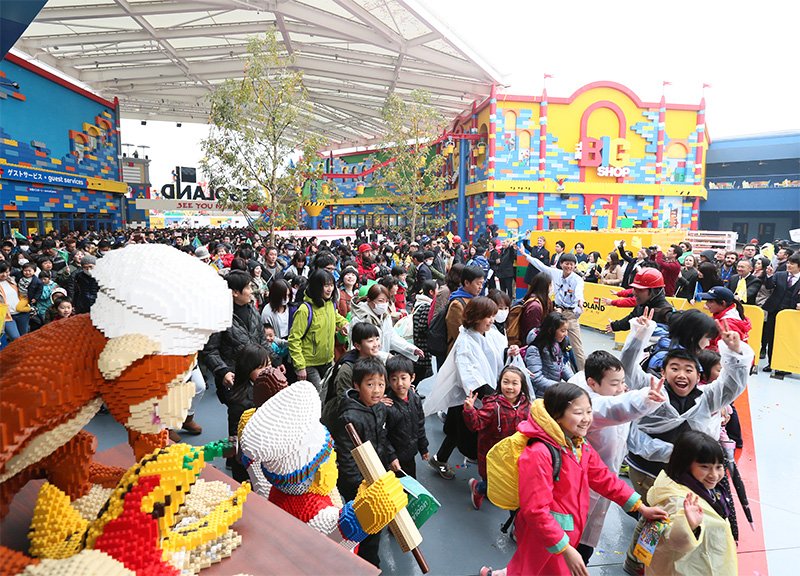 Visitantes llegan en masa a Legoland Japan, abierto recientemente en Nagoya el 1 de abril de 2017. (© Jiji)