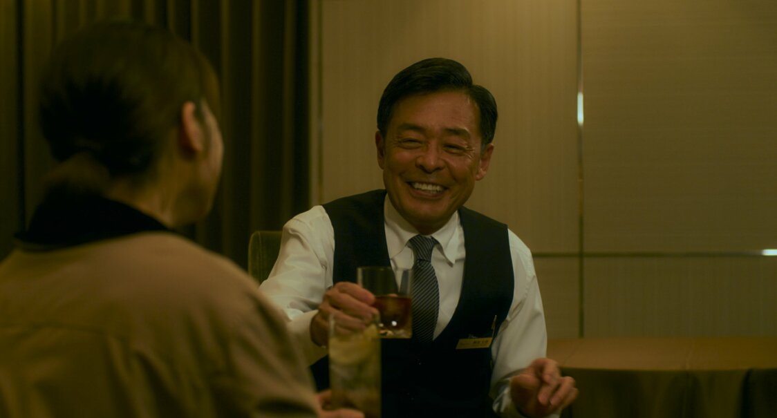 真奈が働くダイニングバーの店長・楢原（光石研）© 2022 映画「やがて海へと届く」製作委員会