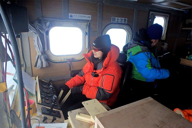 خلف عجلة القيادة في عربة الثلج