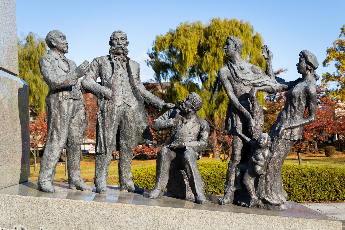La estatua de los pioneros del Parque Kaiseizan. Desde la izquierda, Nakajō Masatsune, el padre del canal de Asaka, Ōkubo Toshimichi y Van Dorn.