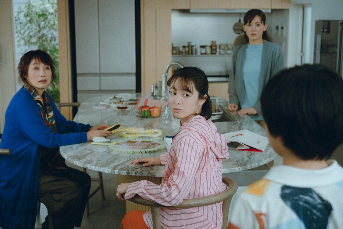 音々の母（余貴美子・左）と妹（清野菜名・中央）。母との関係は音々に暗い影を落としている　©2026フジテレビジョン・ギャガ・東宝・AOI Pro.