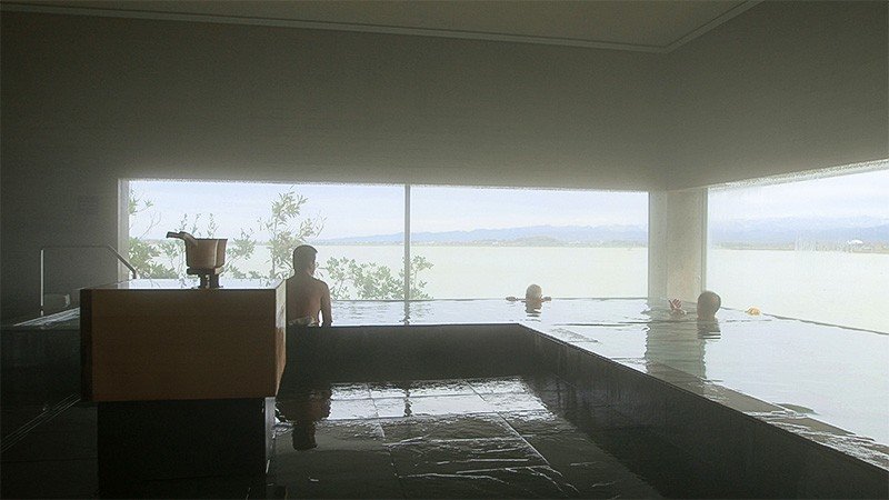 Le bain thermal intérieur Kata-no-yu offre une superbe vue du lac Shibayama.