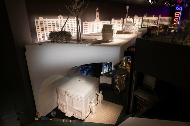 8階から7階の展示を見下ろす。中央は日本初の公営地下鉄の原寸大模型