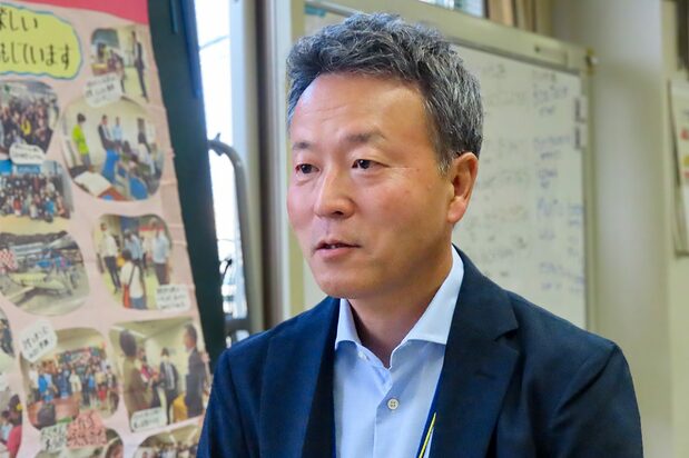 Moriwaki Takahiro, jefe del Grupo de Contribución Social del Departamento de Asuntos Generales de la empresa NGK, explica que ya desde 2019 estudiaban la posibilidad de ayudar en sus estudios a los hijos de los extranjeros.