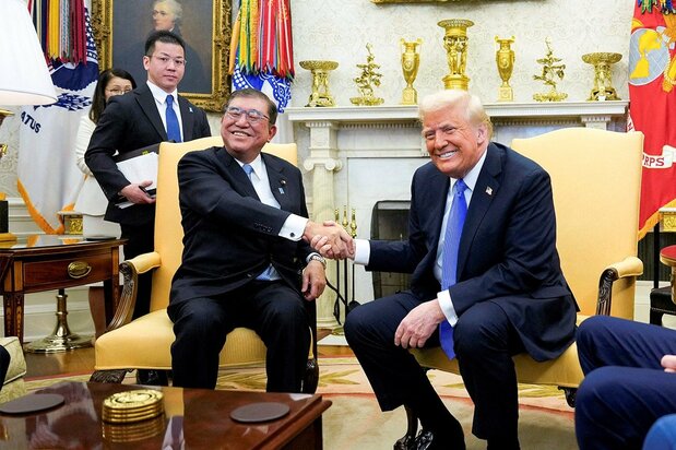 石破茂首相与特朗普总统在白宫握手(图片:路透社)
