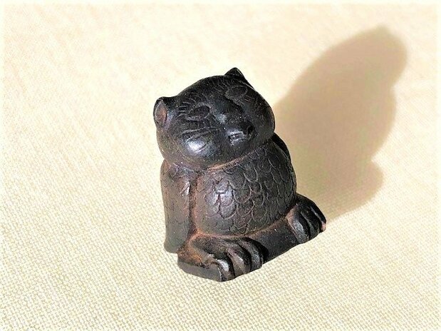 木彫りの「猫フクロウ」(高さ約2.2cm、1992年4月25日、ミャンマーの古都パガンで評者購入)