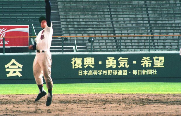 A message printed on the outfield wall after the earthquake reads “recovery, courage, hope.” Photographed on March 19, 1995. (© Jiji)