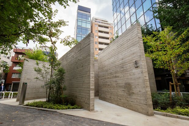 室内装饰设计师片山正道用15块水泥墙面组成迷宫式的空间,打造出了既新潮又受儿童喜爱的公厕