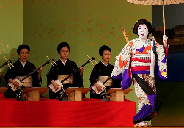 芸者は三味線音楽の保存・継承に大きく寄与している。新橋演舞場で披露する「東をどり」公演の前日の稽古風景（2019年5月、時事）