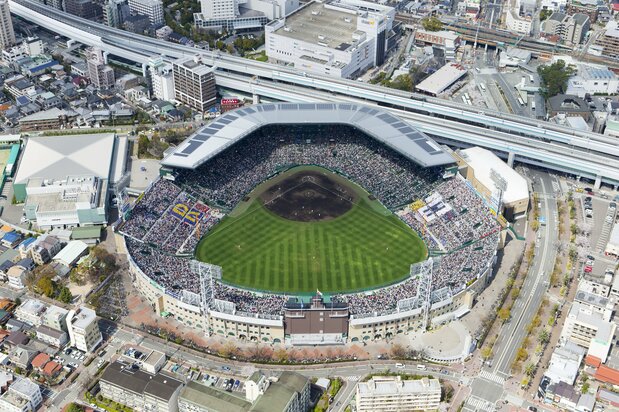Kōshien photographed from above on April 2, 2014, during the spring high school invitational. The roof covering the infield stands now houses solar panels, and runoff from the steel-paneled structure is collected in underground tanks for later use. (© Jiji)
