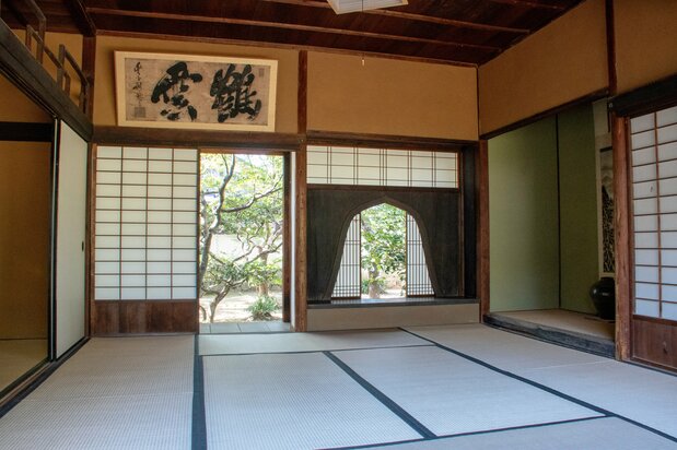 In the shoin style of traditional architecture, a writing desk with an oriel window is adjacent to the tokonoma. This is a room in the former Ashimori samurai residence, erected sometime during the seventeenth to eighteenth century, located in Okayama, Okayama Prefecture. (© Pixta)