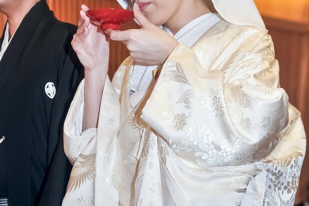 三々九度の由来は、日本の創生神イザナギとイザナミの婚儀にある PIXTA