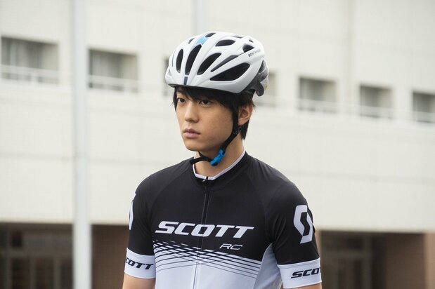 Itō Kentarō, popular actor de la nueva generación, da vida al atractivo Imaizumi. ©2020 Comité de producción de Yowamushi pedal ©Watanabe Wataru (Akita Shoten) 2008