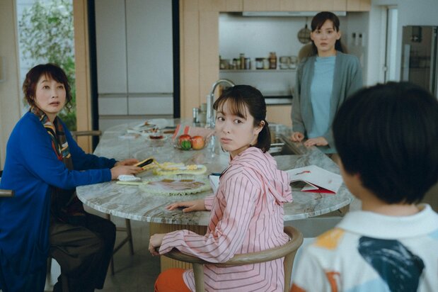 La mère d’Otone (Yo Kimiko), à gauche, et sa sœur (Seino Nana), au centre. Les relations difficiles qu’Otone entretient avec sa mère pèsent lourdement sur sa vie. (© 2026 Fuji Television/Gaga/Tôhô/Aoi Pro)