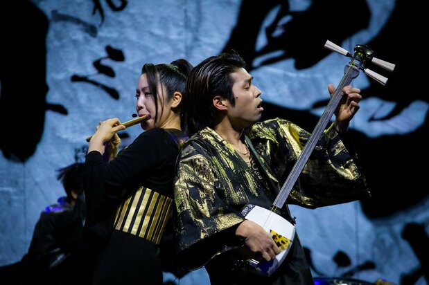 Además de los tambores japoneses, se puede disfrutar de la melodía de instrumentos tradicionales como la flauta shinobue, o el shamisen y el koto, instrumentos de cuerda.