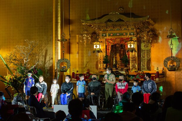 選手紹介では「築地本願寺スカウト」の少年少女がスコートキッズを務めた