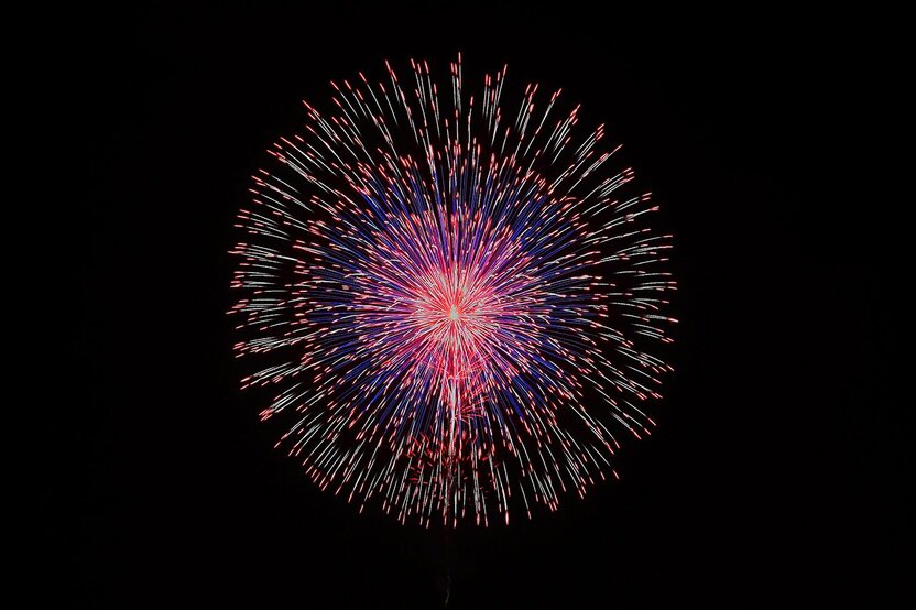 Warimono fireworks open up into a round shape. The four concentric circles represent a chrysanthemum. The greater the number of circles, the more difficult the fireworks is to make.