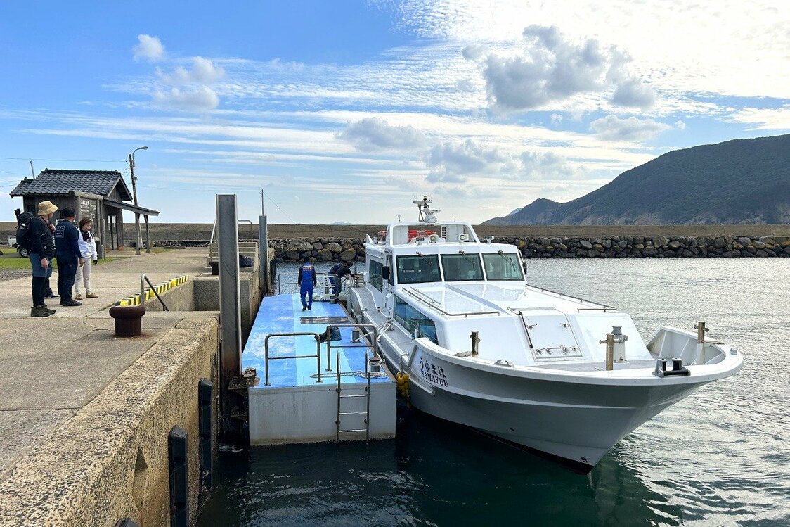 小値賀島と野崎島を結ぶ町営船「はまゆう」は一日往復2便の運航（増便日あり）　写真：天野久樹