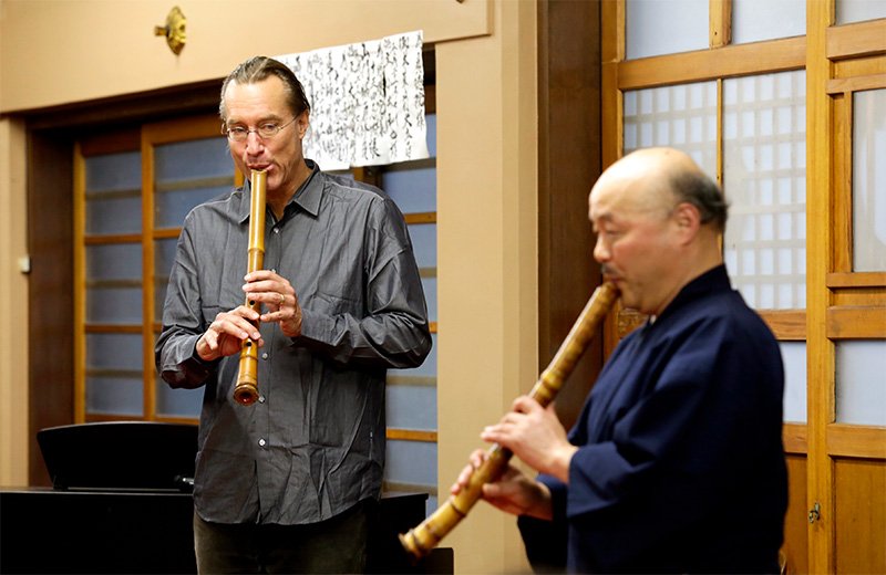 Bruce Huebner est également un compositeur accompli de morceaux pour shakuhachi. Lorsqu’il écrit, il aime à installer sa tente sur le lac Onuma (Fukushima) et laisse vagabonder son imagination avec la nature pour seule muse.