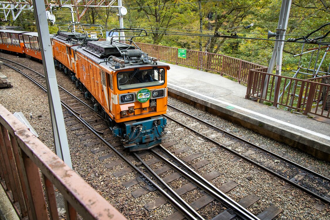 El cambio de vía en la estación de Kanetsuri se realiza en un lugar muy estrecho, por lo que el ferrocarril debe detenerse un momento y hacer una maniobra en reversa antes de volver a la vía principal y continuar su viaje.