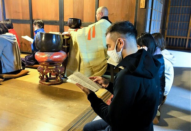 読経などのお勤めは自由参加。「寺の周辺を散策するもよし、縁側に座って景色を楽しむもよし。禅の教えでは、渓谷の流れの音はお経、山の姿は仏の姿」と浅見住職