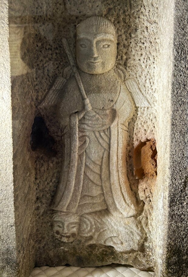 El relieve de piedra conocido como Umantera, que representa un personaje alado (colección del Museo Minatoya Sakitsu). (Fotografía: Amano Hisaki)