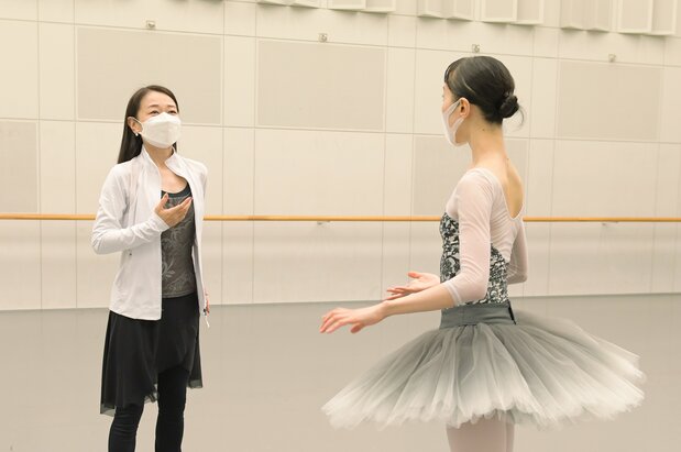 新国立劇場バレエ団のプリンシパル米沢唯(右)に指導する吉田監督 撮影:鹿摩隆司