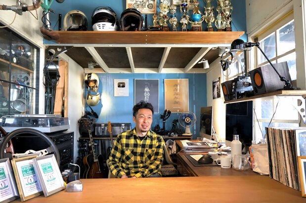 マッキントッシュにレコードプレーヤー、ギターに自転車、レースで得たトロフィーなど、中嶋さんが好きなものに囲まれた工房の事務スペース 写真=渕貴之