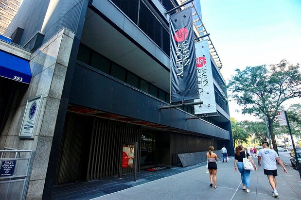 The Japan Society building in New York. (© Abe Kasumi)