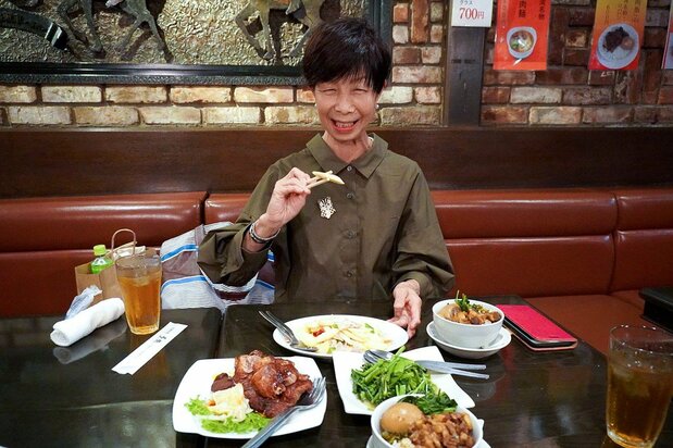 東京新宿の台湾料理レストランで料理を味わう安村美佐子さん(筆者撮影)