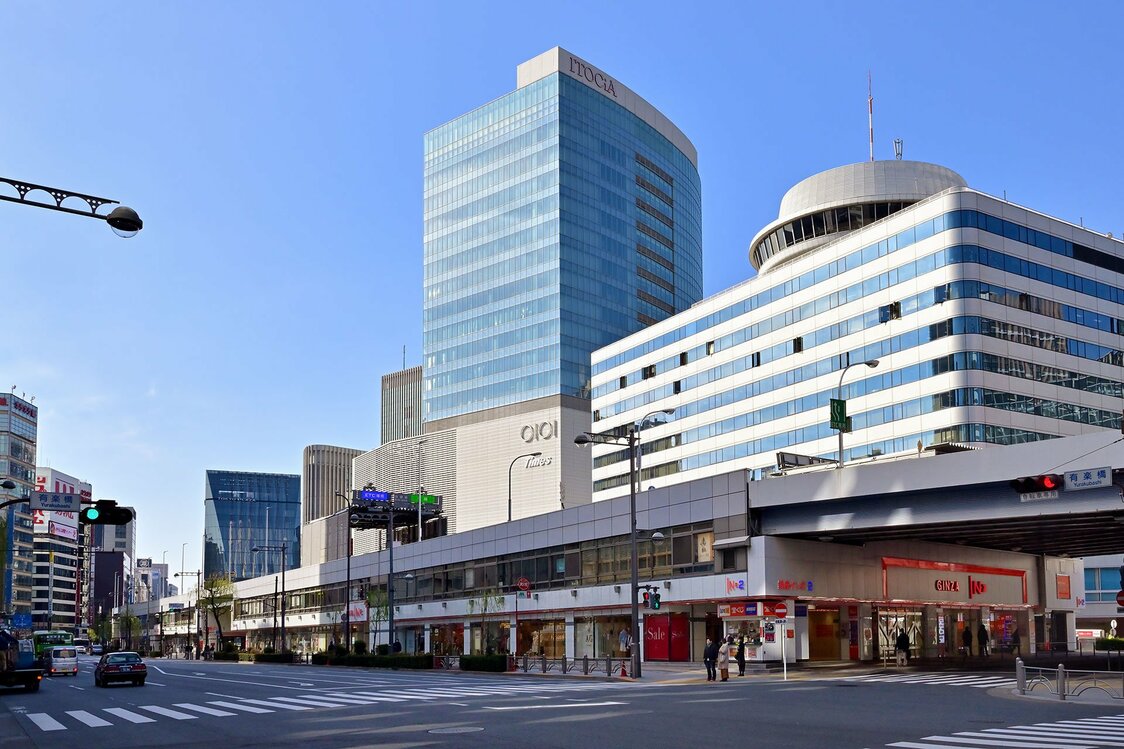 東京高速道路の下に商業施設・銀座インズがある。この先に西銀座デパート、銀座ファイブ、銀座コリドー街、銀座ナインの順で連なっている。中央のビルは有楽町イトシアで、右が東京交通会館