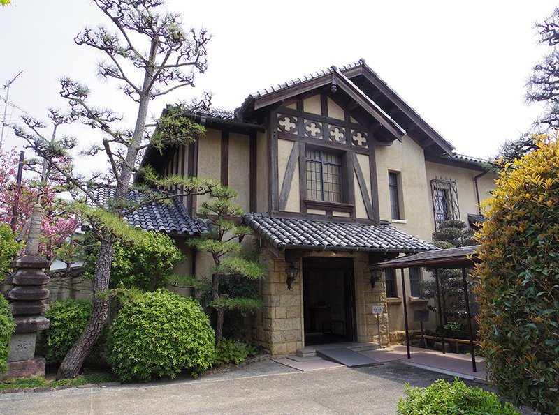 La antigua residencia de Kobayashi Ichizō, Gazoku Sansō, ha sido restaurada para devolverle el aspecto de la época en la que su dueño la habitaba. El edificio, de estilo occidental y situado en la ciudad de Ikeda (Osaka), alberga en la actualidad un museo conmemorativo dedicado al fundador de Takarazuka.