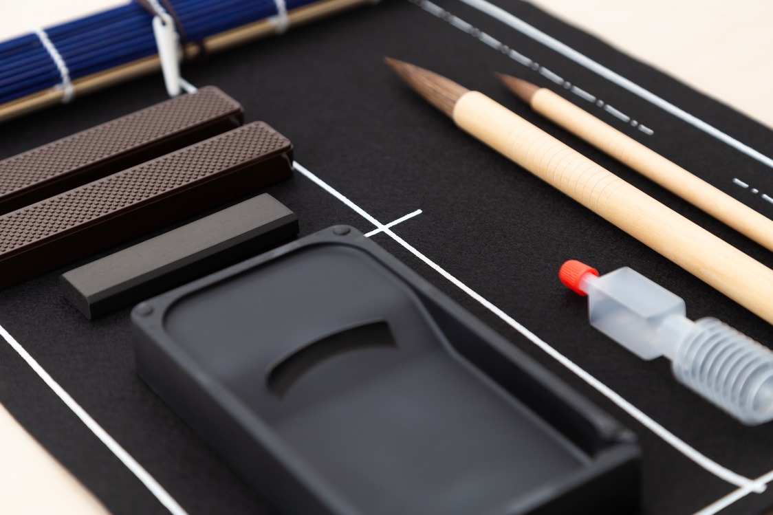 书法工具套装。部分家庭选择在价格实惠的网络平台购买（PIXTA）