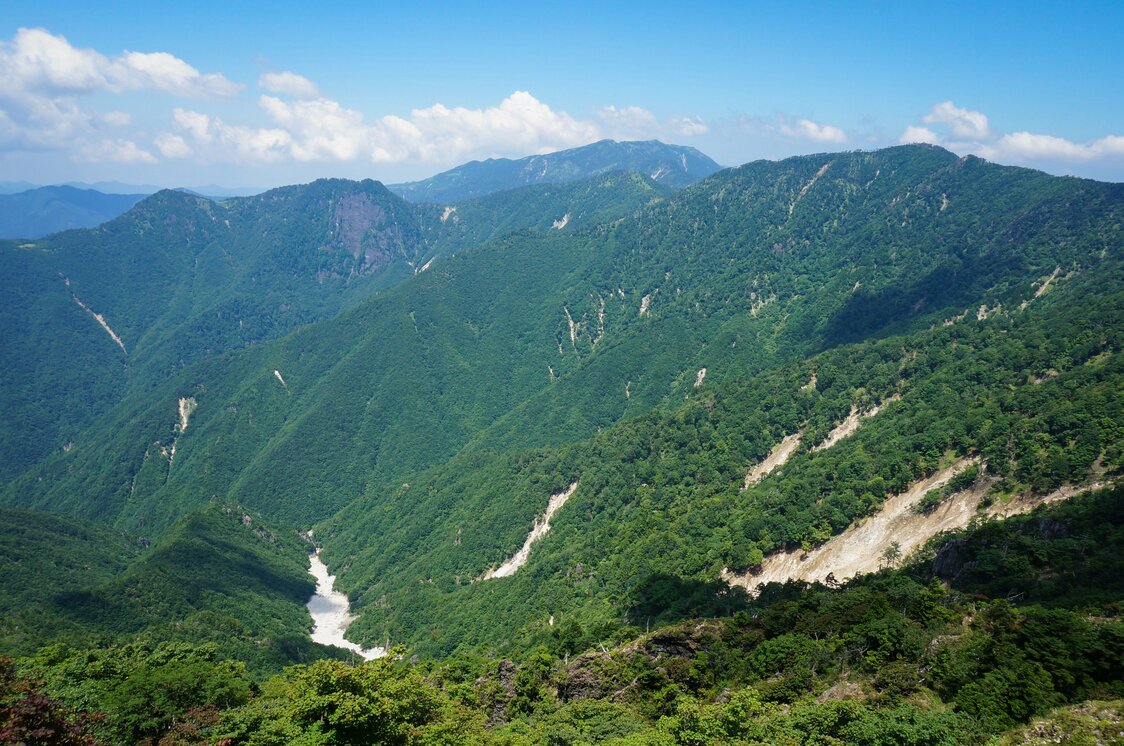 大峰山脈の仏生ヶ岳、七面山、八経ヶ岳、弥山を望む　写真：PIXTA