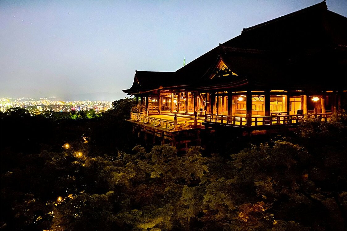 La célèbre plateforme du temple Kiyomizu-dera surplombant Kyoto de nuit. (© Nippon.com)