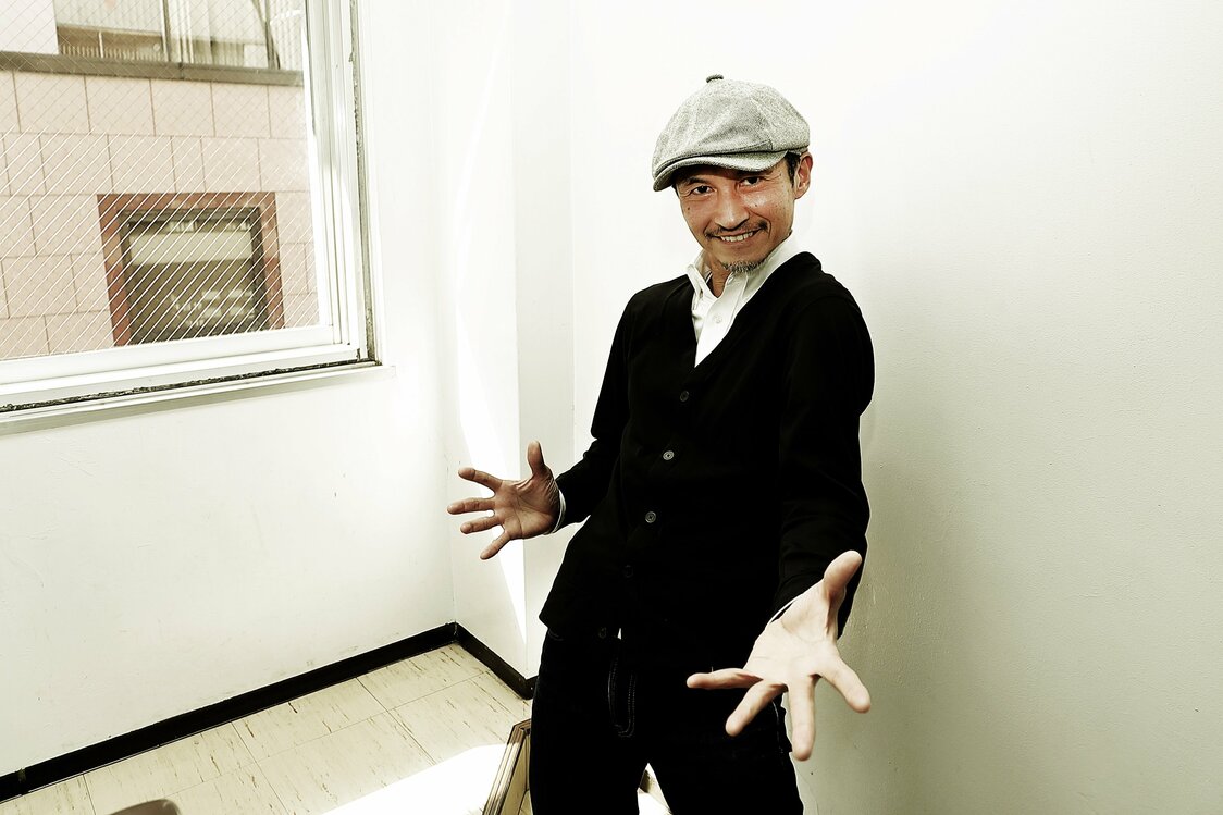 映画『ダンシングホームレス』：路上生活者の身体と五感に魅せられた男、アオキ裕キに聞く