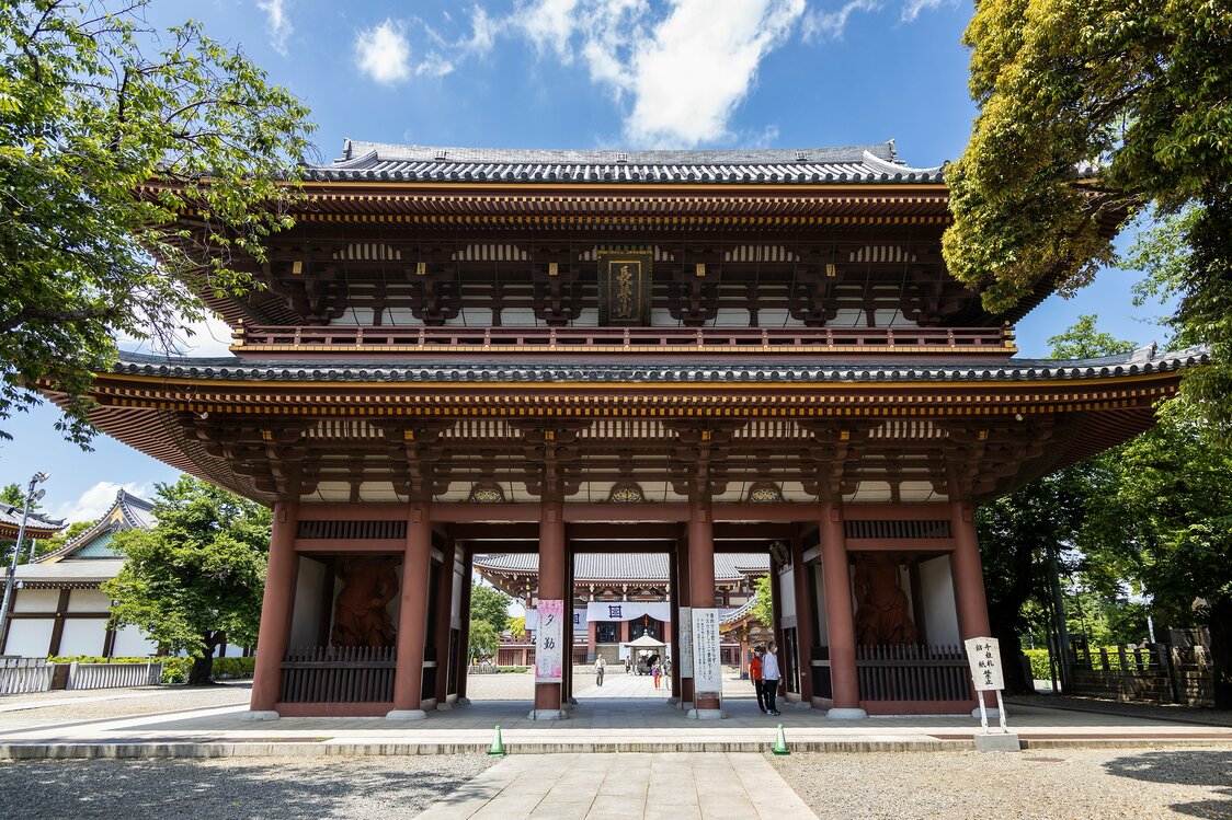 1977年に再建された美しい仁王門
