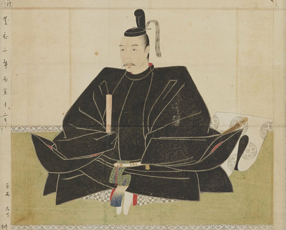 Dans les peintures, les personnages issus de la noblesse ou les guerriers de la cour sont souvent représentés assis, la plante des pieds se touchant. Cette position appelée rakuza (position confortable) ne semble pourtant pas être facile à adopter pour la vie quotidienne. (Copie d’une peinture originale d’Oda Nobunaga exposée au Musée national de Tokyo. Avec l’aimable autorisation de ColBase)