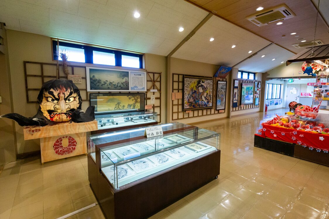 貴重な文献やねぷたの下絵などが展示してあるヤーヤ堂。右に見えるのが金魚ねぶたの製造実演コーナー