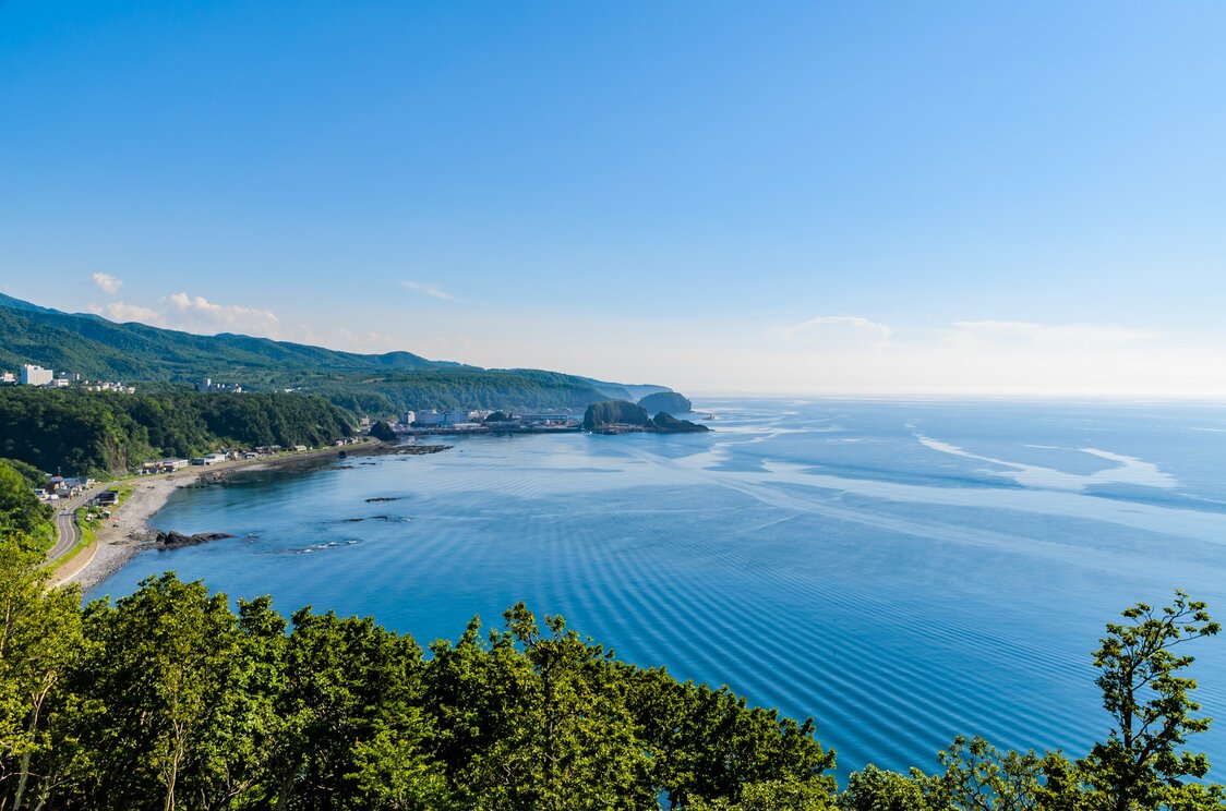 穏やかな夏のプユニ岬。波紋は観光船によるもの