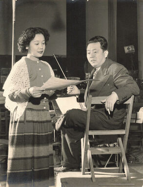 La chanteuse Kasagi Shizuko travaillant avec le parolier et chef d'orchestre Hattori Ryôichi. (Avec l'aimable autorisation de Hattori Music Publishers)