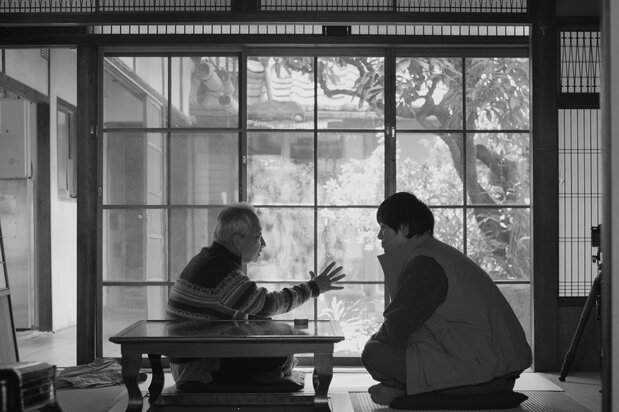 映画『道行き』。主人公の駒井(渡辺大知=右)と古民家の元持ち主・梅本(桐竹勘十郎) ©2025 ぴあ、ホリプロ、日活、電通、博報堂、一般社団法人PFF