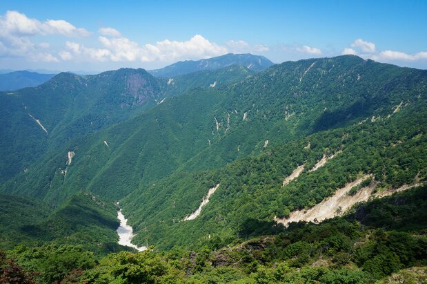大峰山脈の仏生ヶ岳、七面山、八経ヶ岳、弥山を望む 写真:PIXTA