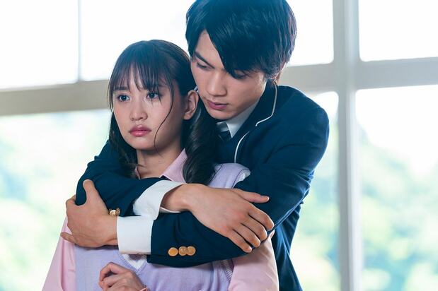 「劇中劇」の主演・桜庭勇也役の板垣瑞生と、ヒロイン・牧村百瀬役の永尾まりや。よくある学園ラブストーリーのワンシーンと思いきや、このあと…。 ©2019「ゴーストマスター」製作委員会