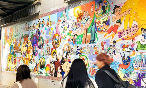 高田馬場駅早稲田口付近にある手塚マンガのキャラクターが勢そろいした壁画。『鉄腕アトム』をはじめ、さまざまなマンガ作品がテレビアニメ化されている(nippon.com編集部 松本創一撮影)