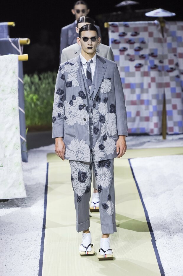 Photo : Un costume pour homme de la collection printemps-été 2016 de Tom Browne. Le styliste américain a complètement relooké le vêtement typique des businessmen en le parsemant de motifs empruntés à l’art traditionnel du kimono japonais. (© Fashion Press)