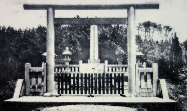 修建於三板橋共同墓園的明石之墳，至昭和19年為止每年都會於墳前祭祀。圖為日本統治時代的照片（筆者提供）