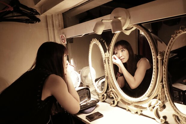 En el camerino del Asakusa Golden Tiger antes del concierto que realizó con su amiga Wakabayashi Miho y su grupo Li2MiHOLiC - 9 de septiembre de 2018, Taitō, Tokio © Hanai Tomoko