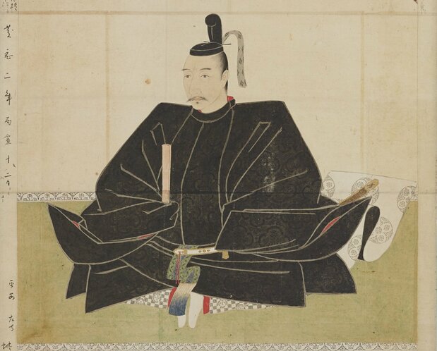 Dans les peintures, les personnages issus de la noblesse ou les guerriers de la cour sont souvent représentés assis, la plante des pieds se touchant. Cette position appelée rakuza (position confortable) ne semble pourtant pas être facile à adopter pour la vie quotidienne. (Copie d'une peinture originale d'Oda Nobunaga exposée au Musée national de Tokyo. Avec l'aimable autorisation de ColBase)
