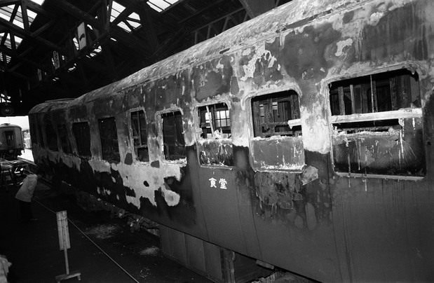 北陸本線北陸トンネル内で火災事故を起こした急行「きたぐに」=1972年11月7日、福井県敦賀市(時事)